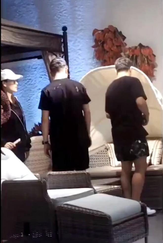 Đánh nhanh thắng nhanh, tình địch Phạm Băng Băng lộ vòng hai lớn, đi đứng nặng nề phải có chồng dìu đỡ-1