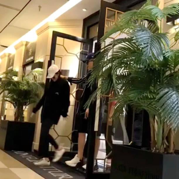 Đánh nhanh thắng nhanh, tình địch Phạm Băng Băng lộ vòng hai lớn, đi đứng nặng nề phải có chồng dìu đỡ-11