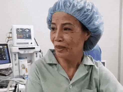 Chịu chơi cấy mỡ tự thân lên mặt, cô dâu 61 tuổi trẻ như 40 khiến chồng 26 vuốt ve mãi không rời-3