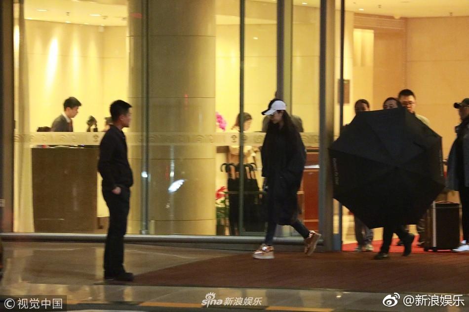 Phạm Băng Băng ăn mặc kín mít, lần đầu tiên ra đường sau scandal trốn thuế-1