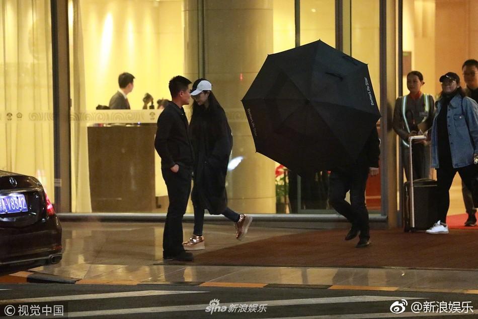 Phạm Băng Băng ăn mặc kín mít, lần đầu tiên ra đường sau scandal trốn thuế-2