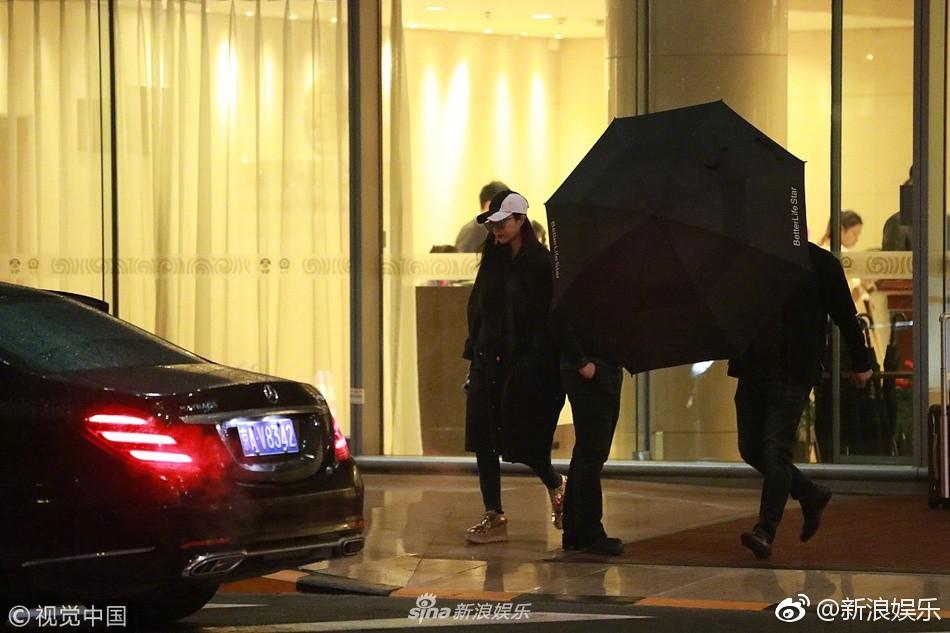 Phạm Băng Băng ăn mặc kín mít, lần đầu tiên ra đường sau scandal trốn thuế-3