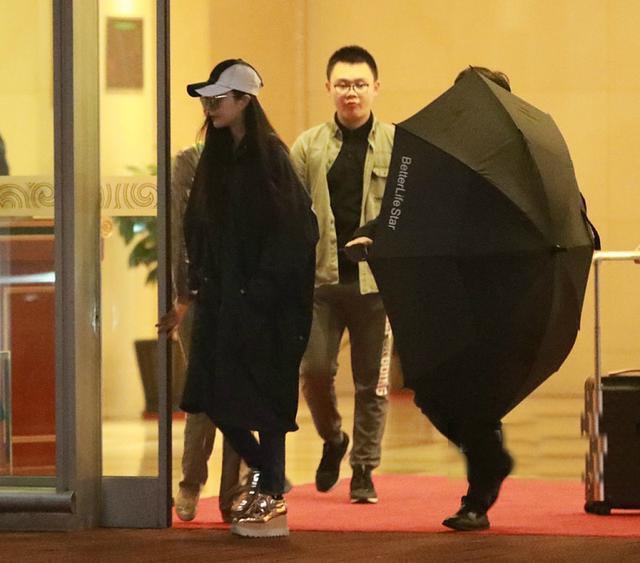 Phạm Băng Băng ăn mặc kín mít, lần đầu tiên ra đường sau scandal trốn thuế-5