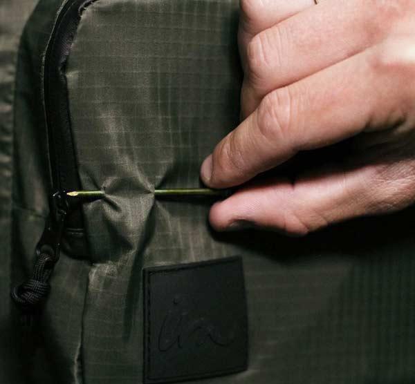 Kỳ lạ những chiếc áo tự mình chữa lành vết rách-1