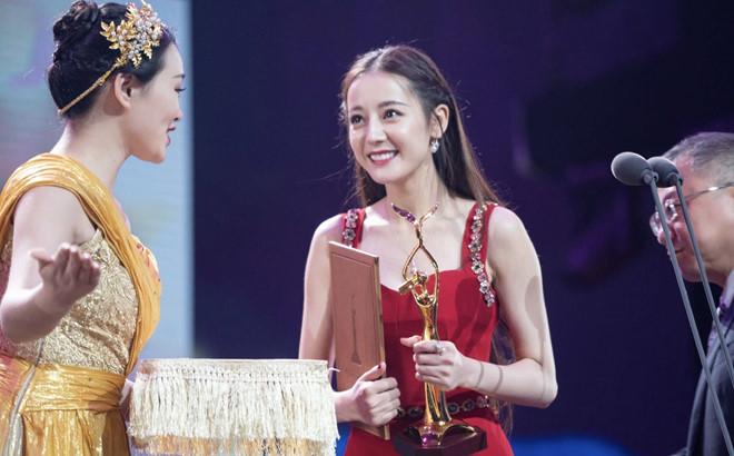 Địch Lệ Nhiệt Ba nói gì khi bị la ó, đòi tẩy chay vì thắng lớn?-2