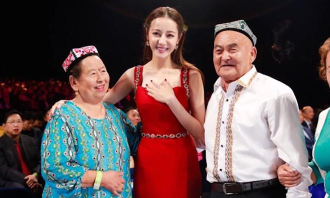 Địch Lệ Nhiệt Ba nói gì khi bị la ó, đòi tẩy chay vì thắng lớn?-3