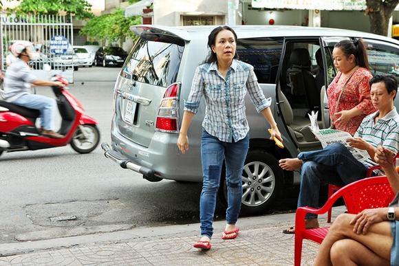 Diện dép tông Lào rẻ tiền nhưng Thanh Hằng - Hoài Linh - Ngọc Trinh vẫn cứ là ngời ngời khí chất-13