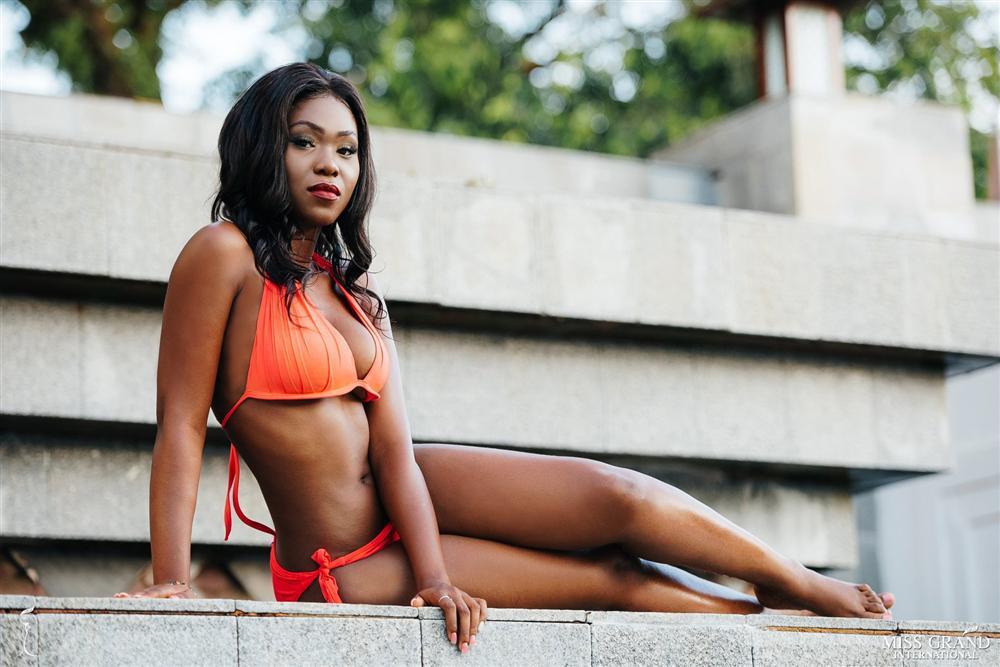 Diện bikini đỏ rực, Bùi Phương Nga đọ đường cong với 8 mỹ nhân may mắn nhất Miss Grand 2018-10