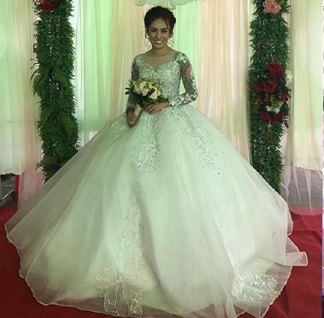 Gây bão với bức ảnh xăm kín 2 tay nhưng ngoại hình cực xinh đẹp của cô dâu mới là điều người khác xiêu lòng-1