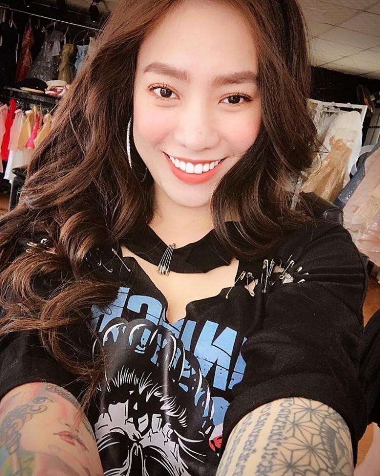 Gây bão với bức ảnh xăm kín 2 tay nhưng ngoại hình cực xinh đẹp của cô dâu mới là điều người khác xiêu lòng-5