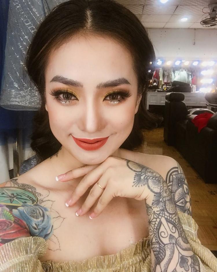 Gây bão với bức ảnh xăm kín 2 tay nhưng ngoại hình cực xinh đẹp của cô dâu mới là điều người khác xiêu lòng-4