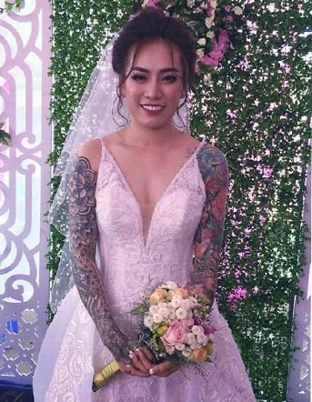 Gây bão với bức ảnh xăm kín 2 tay nhưng ngoại hình cực xinh đẹp của cô dâu mới là điều người khác xiêu lòng-2