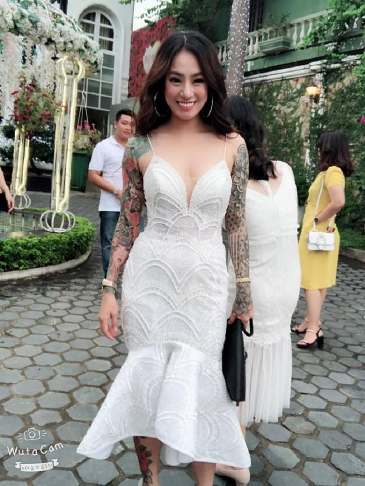 Gây bão với bức ảnh xăm kín 2 tay nhưng ngoại hình cực xinh đẹp của cô dâu mới là điều người khác xiêu lòng-6