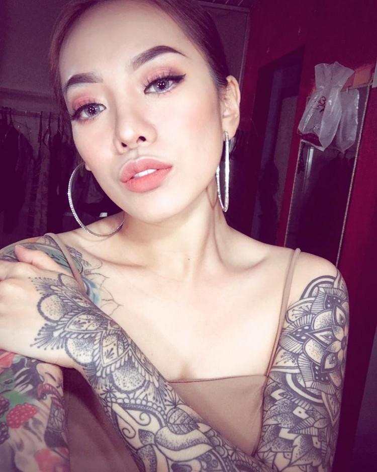 Gây bão với bức ảnh xăm kín 2 tay nhưng ngoại hình cực xinh đẹp của cô dâu mới là điều người khác xiêu lòng-11
