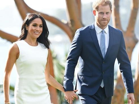 Meghan Markle diện đầm trắng thanh lịch sau khi công bố mang thai