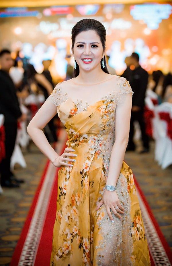 Hà Hồ rực rỡ và lộng lẫy, Ngọc Trinh tức tốc dự event tại thủ đô sau chuyến đi Châu Âu-13