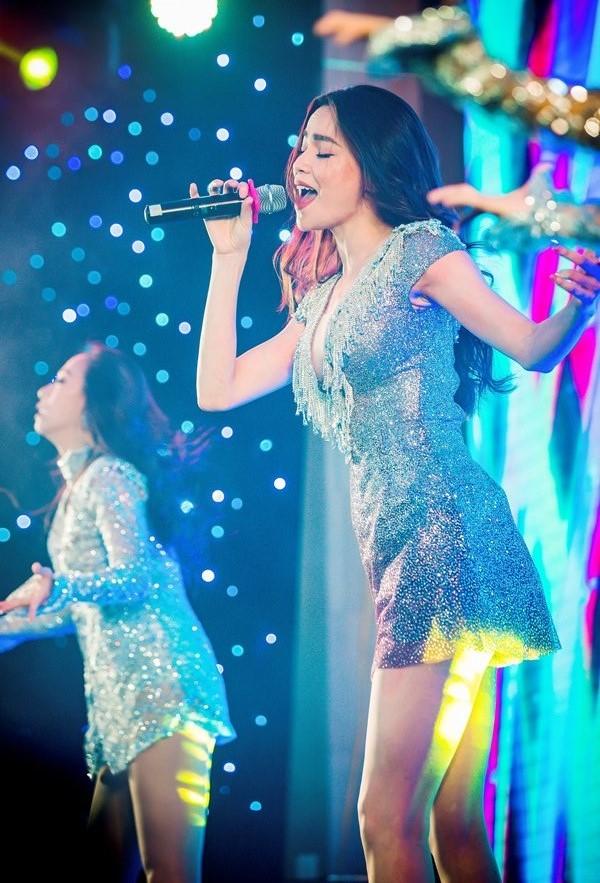 Hà Hồ rực rỡ và lộng lẫy, Ngọc Trinh tức tốc dự event tại thủ đô sau chuyến đi Châu Âu-3