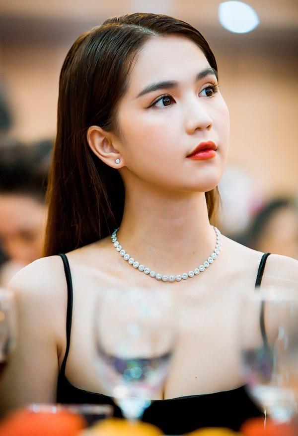 Hà Hồ rực rỡ và lộng lẫy, Ngọc Trinh tức tốc dự event tại thủ đô sau chuyến đi Châu Âu-7