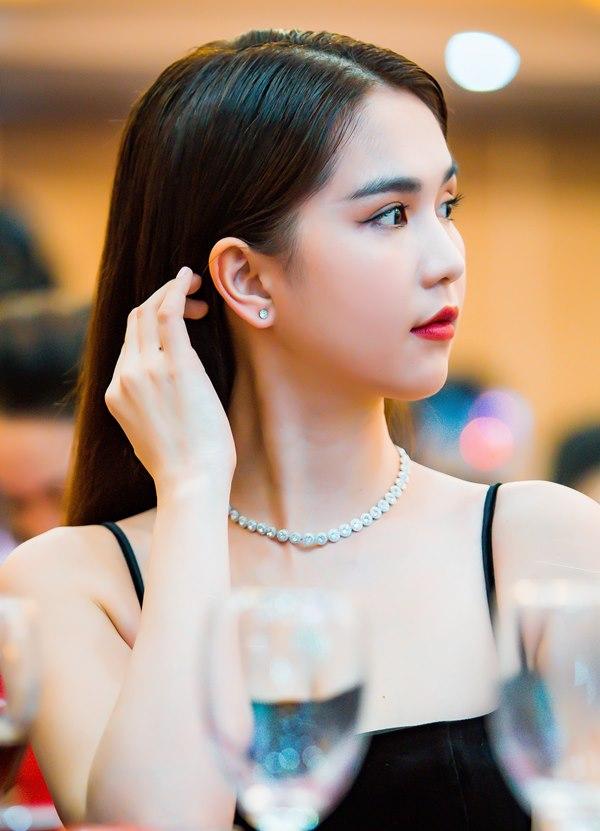 Hà Hồ rực rỡ và lộng lẫy, Ngọc Trinh tức tốc dự event tại thủ đô sau chuyến đi Châu Âu-8