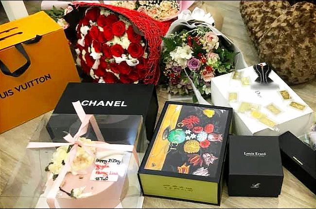 Choáng váng màn bóc quà sinh nhật của hotmom Sài thành: Đồ hiệu chất đống, vàng miếng đếm mỏi tay-1