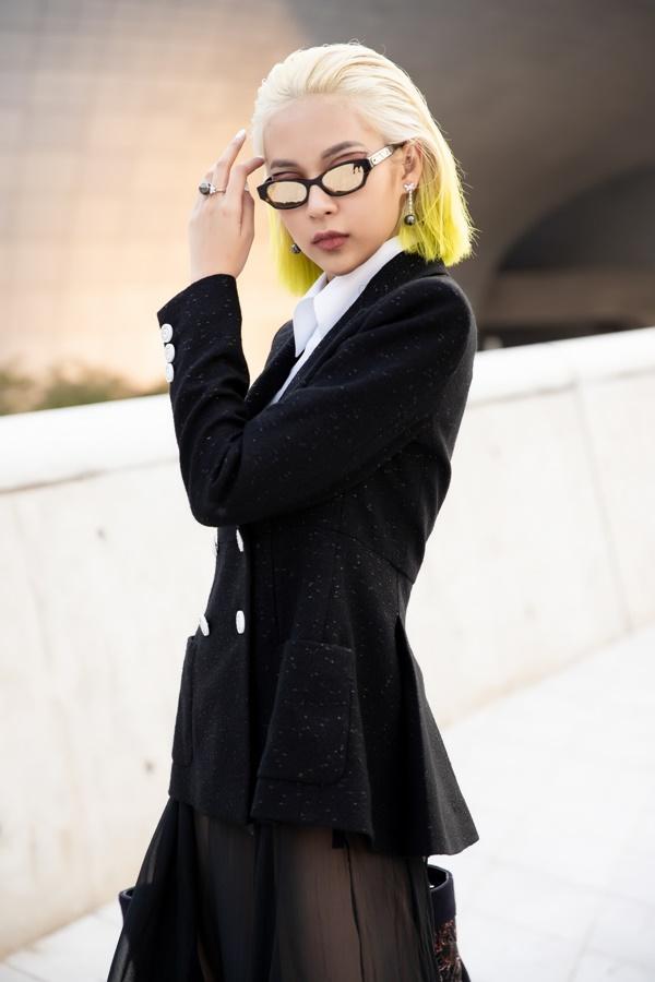 Phí Phương Anh diện nguyên hàng hiệu tiền tỷ và mái tóc vàng chanh tấn công Seoul Fashion Week-5