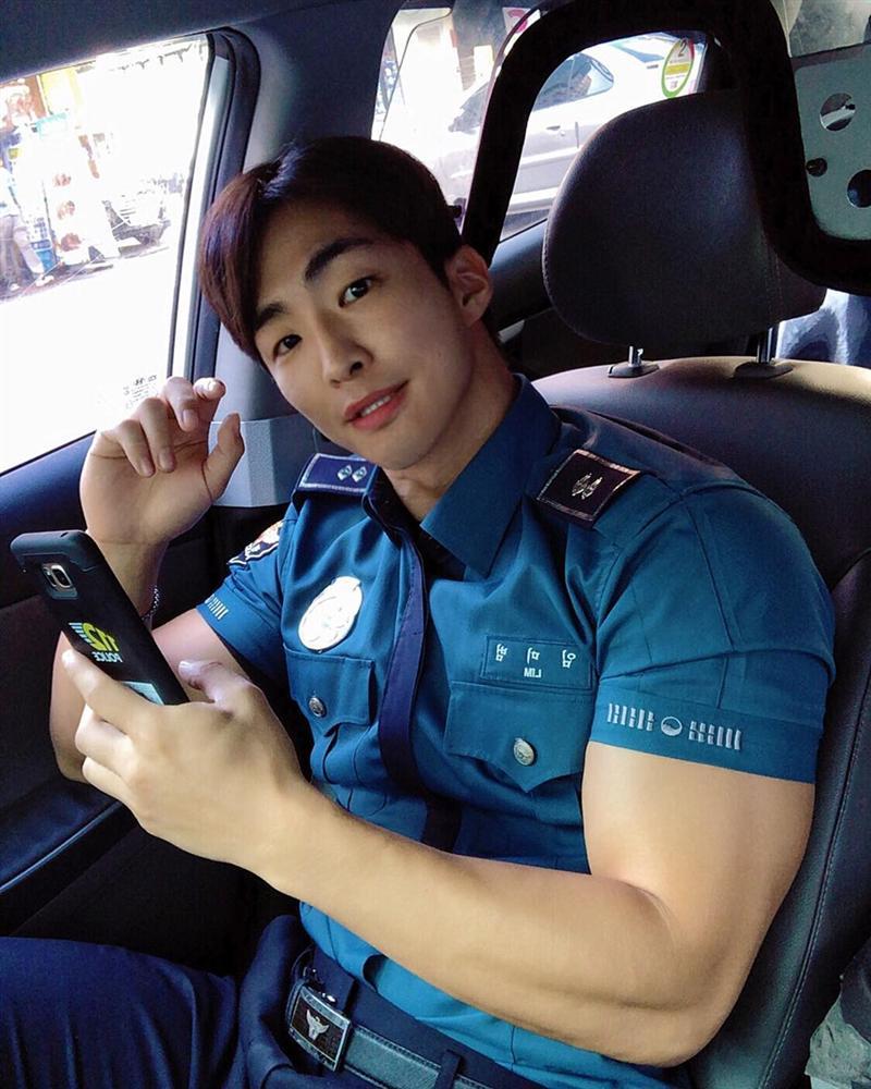 Nam cảnh sát Hàn Quốc điển trai, có thân hình chuẩn 6 múi-2