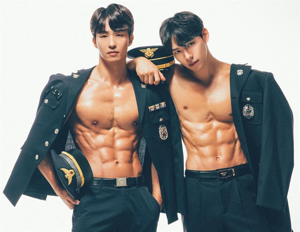 Hãy chiêm ngưỡng vẻ đẹp của những nam cảnh sát Hàn Quốc trong hình ảnh này với trang phục lịch lãm và nụ cười rạng rỡ trên khuôn mặt khiến bất kỳ ai cũng mê mẩn.
