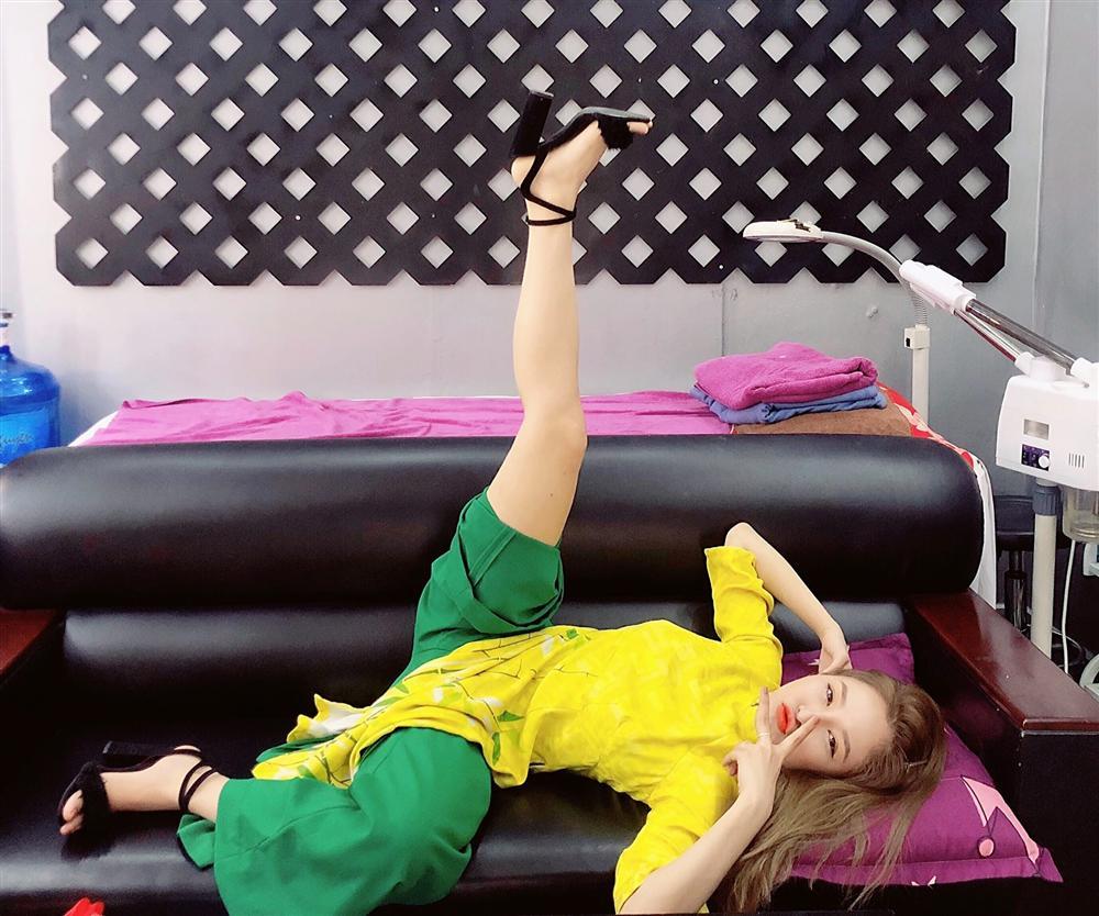 Lầy lội như hotgirl Trâm Anh, chẳng cần ai dìm cũng tự mình post ảnh kém duyên để rồi nhận đá tảng-1