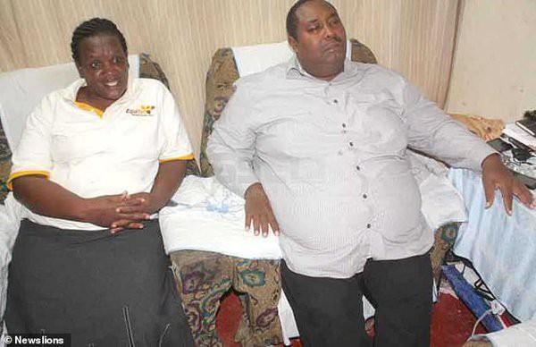 Người đàn ông liên tục rỉ sữa như gái đẻ-2