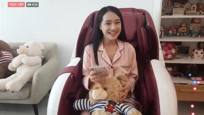 Nhã Phương lộ mắt nhăn nheo, sẫm quầng thâm khi livestream lần đầu tiên sau kết hôn-4