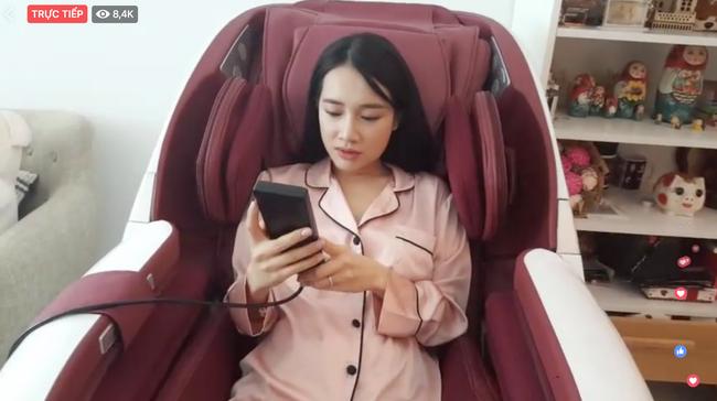 Nhã Phương lộ mắt nhăn nheo, sẫm quầng thâm khi livestream lần đầu tiên sau kết hôn-5