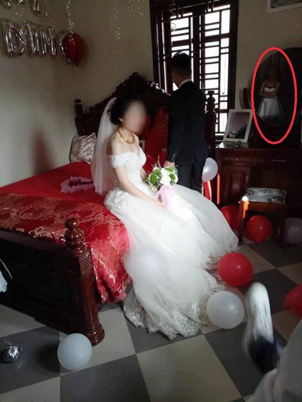 Điều bất ngờ phía sau khoảnh khắc cô gái lặng lẽ trong đám cưới bạn thân và người yêu cũ đang gây sốt-1