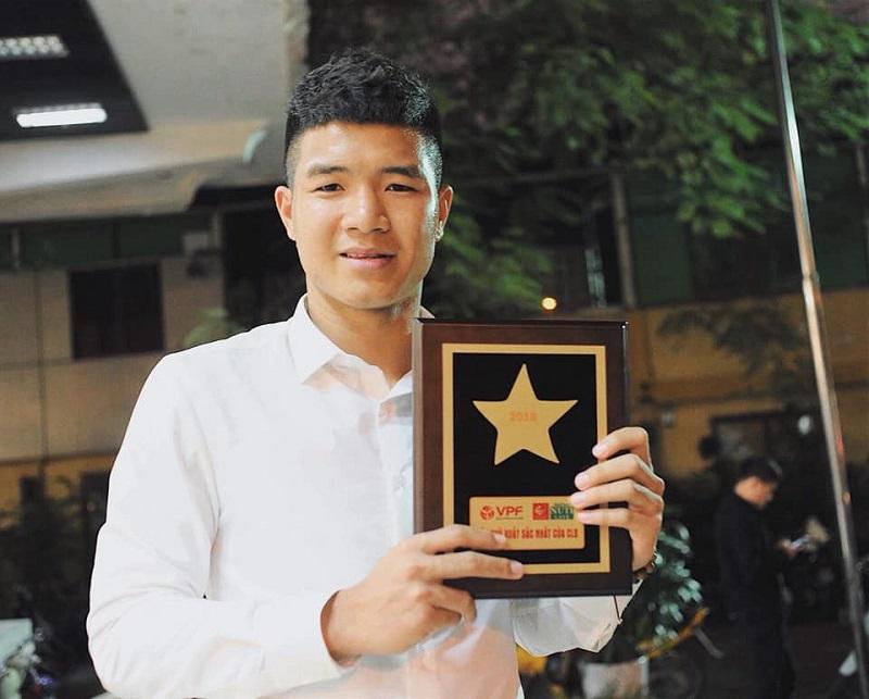 Hà Đức Chinh khoe đạt danh hiệu Cầu thủ xuất sắc, Đình Trọng vào thả tim khen handsome không ngớt-2