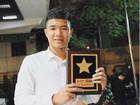 Hà Đức Chinh khoe đạt danh hiệu 'Cầu thủ xuất sắc', Đình Trọng vào thả tim khen 'handsome' không ngớt
