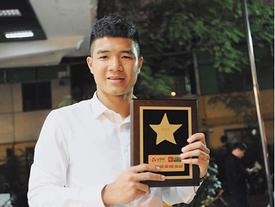 Hà Đức Chinh khoe đạt danh hiệu 'Cầu thủ xuất sắc', Đình Trọng vào thả tim khen 'handsome' không ngớt Hà Đức Chinh khoe đạt danh hiệu 'Cầu thủ xuất sắc', Đình Trọng vào thả tim khen 'handsome' không ngớt