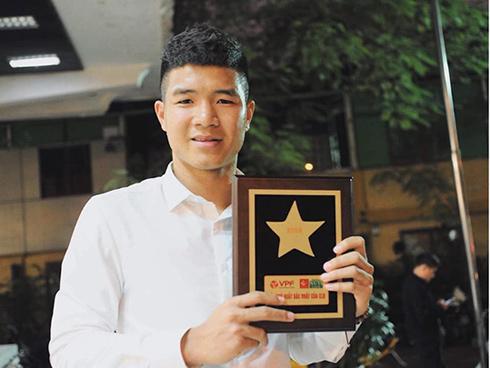 Hà Đức Chinh khoe đạt danh hiệu 'Cầu thủ xuất sắc', Đình Trọng vào thả tim khen 'handsome' không ngớt