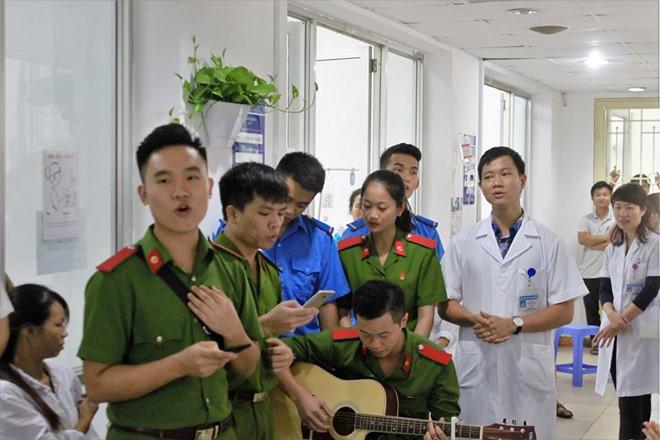 Sinh viên cảnh sát hát tặng 20/10 khiến nhiều bệnh nhân bật khóc-1