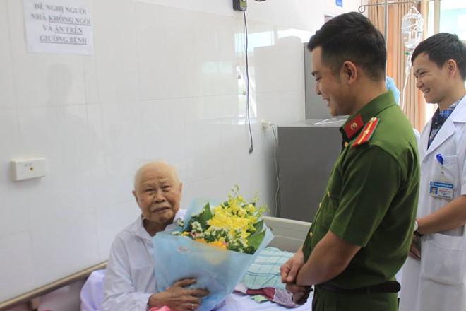 Sinh viên cảnh sát hát tặng 20/10 khiến nhiều bệnh nhân bật khóc-2