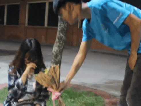 Các anh chồng chất chơi nhất là đây: Mang mâm ra múa cực dẻo tặng chị em nhân dịp 20/10-2