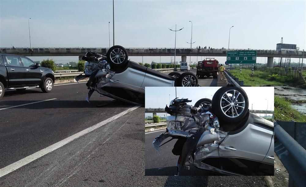 Xe khách đâm lật xe 4 chỗ trên cao tốc, 3 người hoảng loạn cầu cứu-2