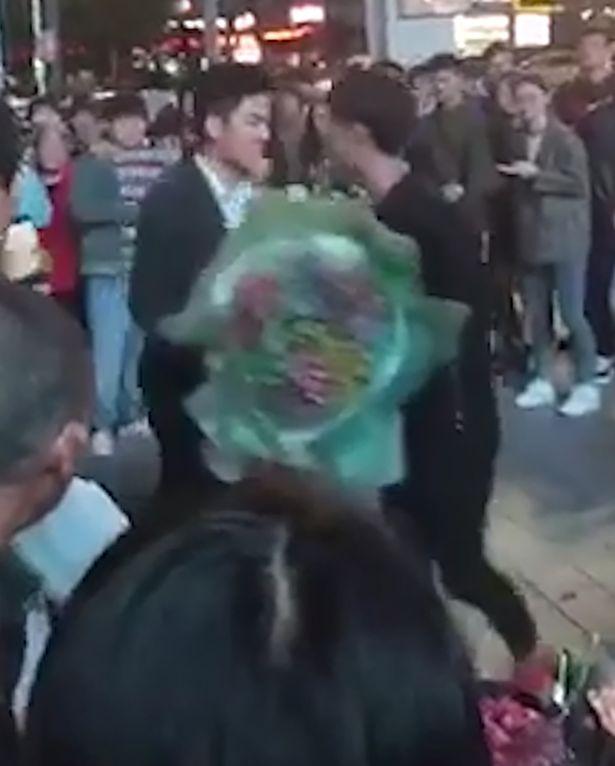 HY HỮU: Hẹn nhau cùng cầu hôn một cô gái, kết quả 2 chàng trai lao vào ẩu đả khiến nữ chính thất vọng bỏ đi-1