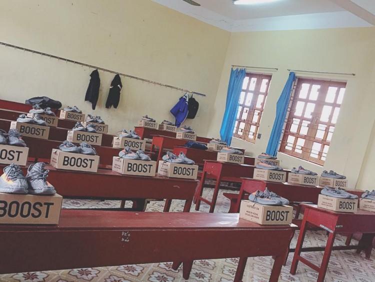 20/10 lớp người ta: bóng bay treo đầy lớp, hoa hồng phủ mặt bàn, thêm cả tiền lẫn giày hàng hiệu-1