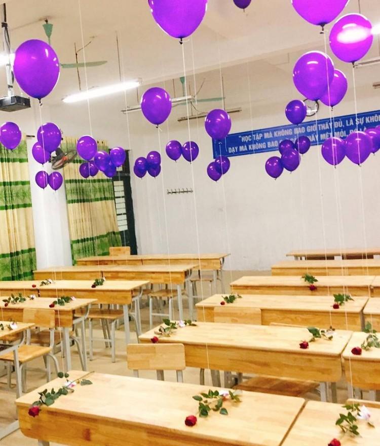 20/10 lớp người ta: bóng bay treo đầy lớp, hoa hồng phủ mặt bàn, thêm cả tiền lẫn giày hàng hiệu-3