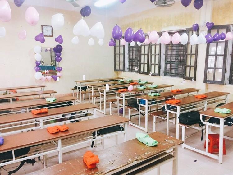 20/10 lớp người ta: bóng bay treo đầy lớp, hoa hồng phủ mặt bàn, thêm cả tiền lẫn giày hàng hiệu-4