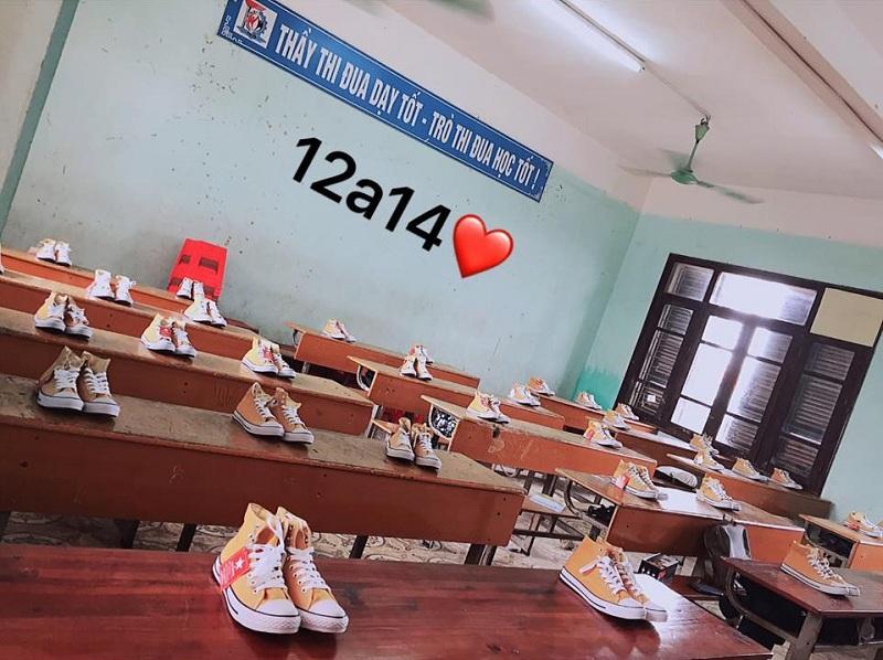 20/10 lớp người ta: bóng bay treo đầy lớp, hoa hồng phủ mặt bàn, thêm cả tiền lẫn giày hàng hiệu-6