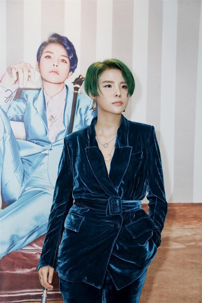 Vũ Cát Tường đi giày cao gót nữ tính trong buổi ra mắt album rap 100%-2