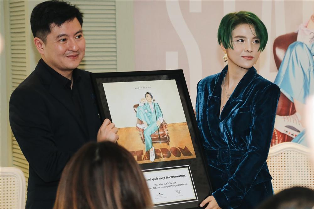 Vũ Cát Tường đi giày cao gót nữ tính trong buổi ra mắt album rap 100%-3