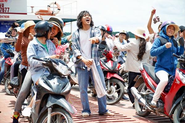 Hoài Linh cầm ghế nhựa dọa đánh Ngân Quỳnh vì giành khách-2