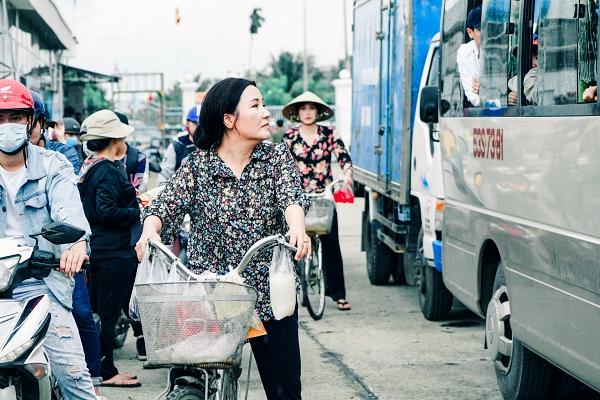 Hoài Linh cầm ghế nhựa dọa đánh Ngân Quỳnh vì giành khách-3