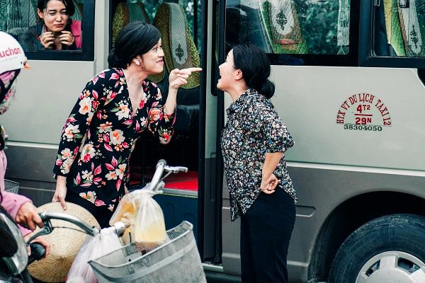 Hoài Linh cầm ghế nhựa dọa đánh Ngân Quỳnh vì giành khách-5